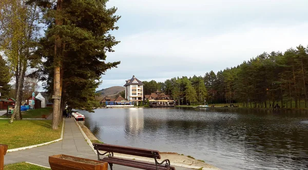 Lago e pinheiros em Zlatibor - cidade na Sérvia / outubro 2018 — Fotografia de Stock