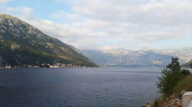 Kotor Körfezi - yeşil manzara ve bulutların altındaki karanlık su