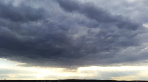 Grand Nuage Sombre Bleu Foncé Les Rayons Soleil — Photo