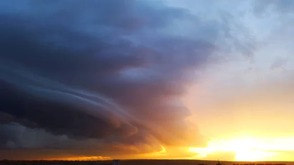 Geschichtete Dunkelblau Düstere Wolke Und Heller Sonnenuntergang — Stockfoto