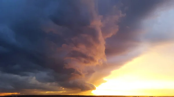 Stürmische Dunkelblaue Wolken Und Strahlend Gelber Sonnenuntergang — Stockfoto