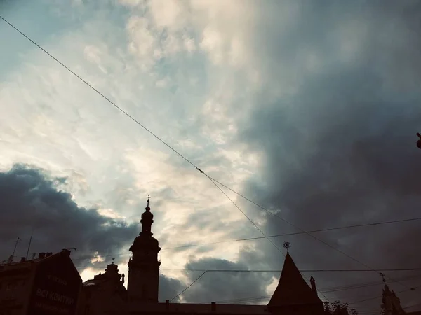 Zdjęcie Kościoła Miasta Przeciwko Zmierzchowemu Niebu — Zdjęcie stockowe