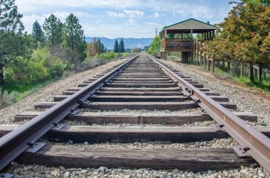 Tren ve yolcular için bekleyen kırsal dağ demiryolu platformu