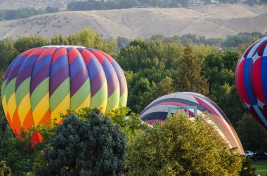 Sıcak hava balon şişirilmiş bir sabah erken başlatmak için hazırlamak için