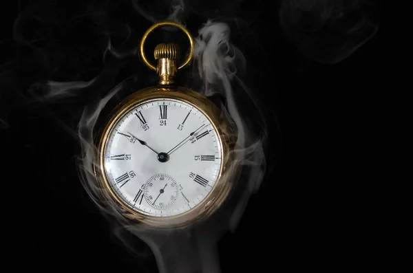Tiempo Caliente Reloj Bolsillo Envuelto Humo Blanco — Foto de Stock