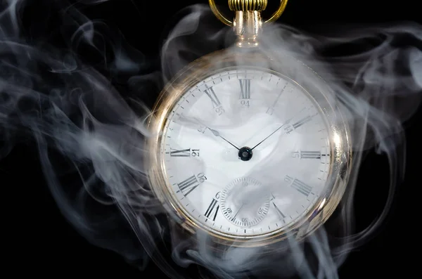 白い煙に包まれて熱い時間 懐中時計 — ストック写真