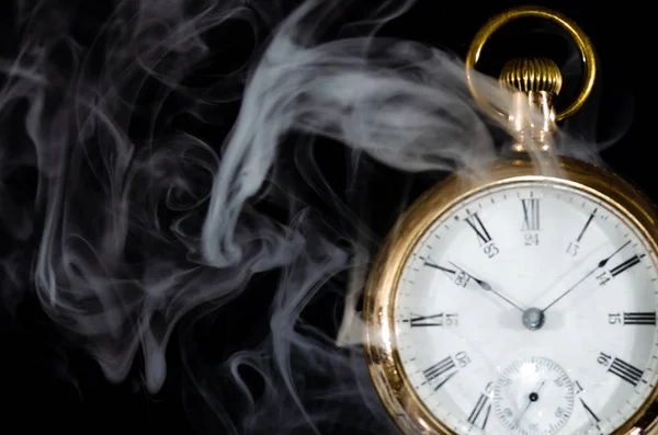 Hot Czas Zegarek Kieszonkowy Spowity Biały Dym — Zdjęcie stockowe