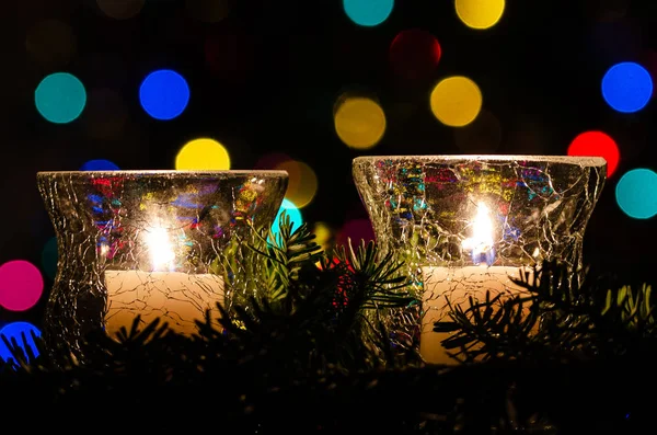 Beyaz Noel Mumlar Noel Işıkları Evergreen Dalları Ile Çevrili — Stok fotoğraf