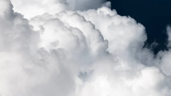 Nuvens Cumulus Montanhosas Fervendo Céu Verão — Fotografia de Stock