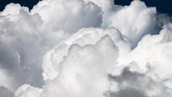 Nuvens Cumulus Montanhosas Fervendo Céu Verão — Fotografia de Stock
