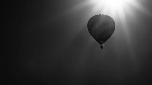 太陽の近くでゆっくりと漂う熱気球 — ストック写真