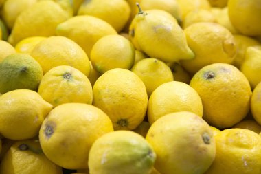 Piyasa rafında limon