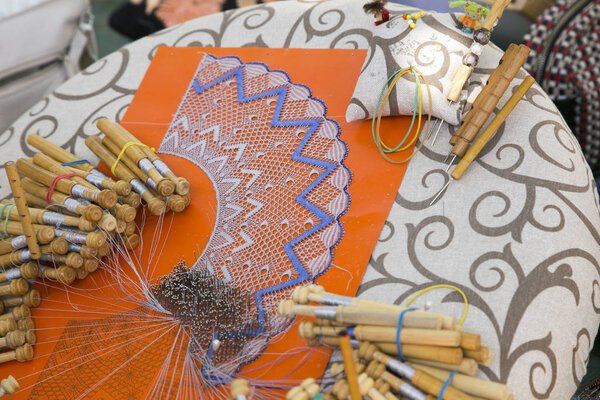 beutiful bobbin lace making
