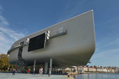 Santander, İspanya - 29 Eylül 2017: Centro Botin veya Botin merkezi İtalyan mimar Renzo Piano tarafından tasarlanmıştı ve bu Santander, İspanya'da bulunan kültürel tesis binası.