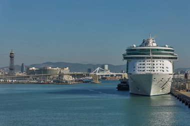 Barcelona, İspanya - 10 Ekim 2017: Barselona şehrinin ve yolcu gemisi liman Barcelona İspanya yerleştirme.