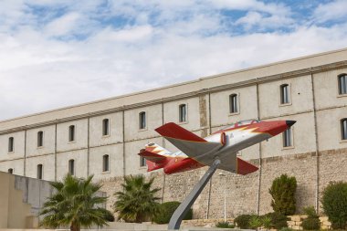 Cartagena, İspanya - 11 Nisan 2017: Model bir uçağın içinde Cartagena, alan Murcia İspanya Teknik Üniversitesi önünde.
