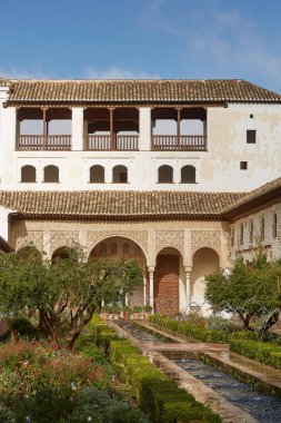 Cartagena, İspanya - 11 Nisan 2017: Patio de la Acequia Palacio del Generalife, Granada, İspanya'da karmaşık La Alhambra bir parçası olarak görünümünü.