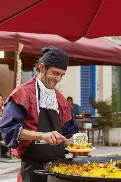 Cartagena Spanien April 2017 Mann Lächelt Bereitet Und Serviert Paella — Stockfoto