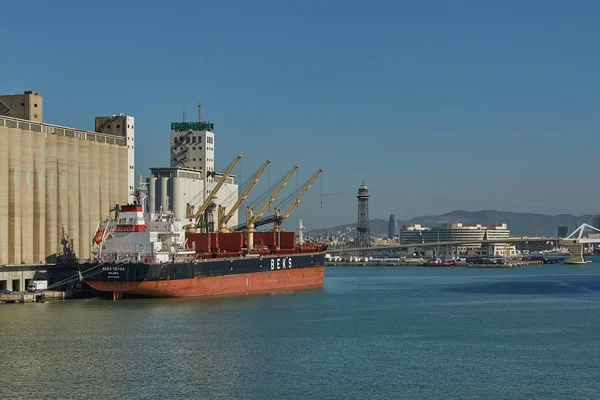 Barcelona Spanien Oktober 2017 Portalkran Lädt Container Auf Pier Für — Stockfoto