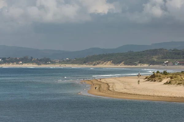 Pessoas Desfrutando Dia Verão Uma Praia Santander Espanha — Fotografia de Stock