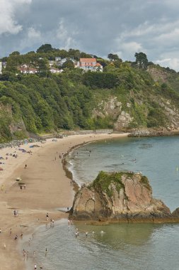 Tenby, antik bir duvarlı şehir sahilde insanlar; Şimdi bir turizm Pembrokeshire İlçesi, Güney Galler, İngiltere'de.