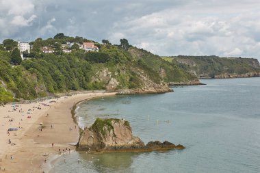 Tenby, antik bir duvarlı şehir sahilde insanlar; Şimdi bir turizm Pembrokeshire İlçesi, Güney Galler, İngiltere'de.