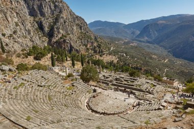 Delphi, Phocis / Yunanistan. Delphi antik tiyatro. Toplam 5000 seyirci kapasiteli tiyatro Apollo kutsal yer alır. Güneşli bir panoramik görünüm
