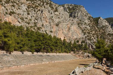 Delphi, Phocis - Yunanistan. Delphi Stadyumu panoramik manzaralı. Delphi arkeolojik Site en yüksek yerinde yatıyor