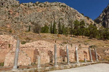 Delphi, Yunanistan'ın bir yaz günü, Apollon Tapınağı