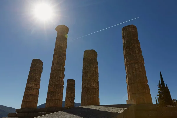 アポロ神殿太陽のスター効果を持つデルファイ ギリシャの低角度のビュー — ストック写真