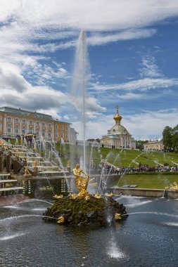 İnsanlar ünlü dönüm noktası yakın şehir St. Petersburg Rusya Peterhof, ziyaret