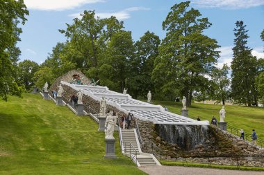 İnsanlar ünlü dönüm noktası yakın şehir St. Petersburg Rusya Peterhof, ziyaret