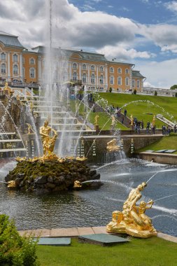 İnsanlar ünlü dönüm noktası yakın şehir St. Petersburg Rusya Peterhof, ziyaret