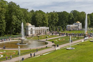İnsanlar ünlü dönüm noktası yakın şehir St. Petersburg Rusya Peterhof, ziyaret