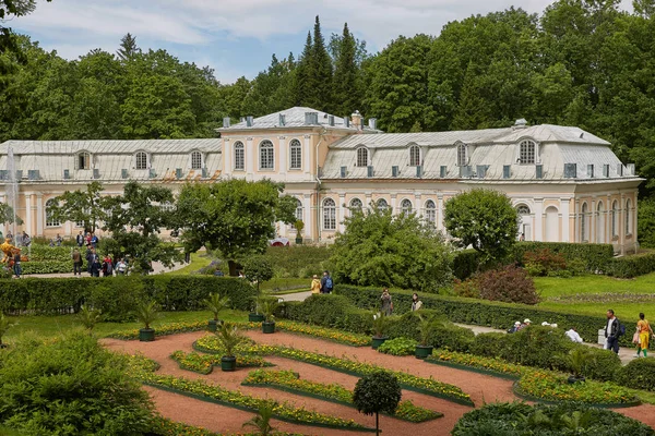 Persone in visita famoso punto di riferimento di Peterhof, vicino alla città di San Pietroburgo in Russia — Foto Stock