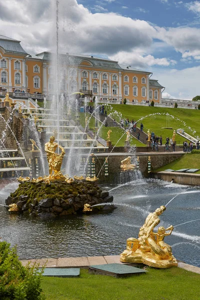 Pessoas que visitam o famoso marco de Peterhof, perto da cidade de São Petersburgo, na Rússia — Fotografia de Stock