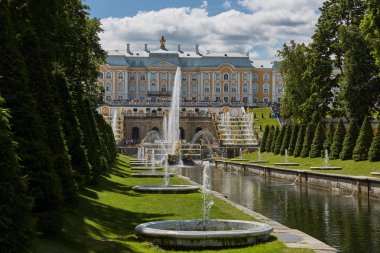 Ünlü dönüm noktası Peterhof Palace, yakın şehir St. Petersburg Rusya görünümünü