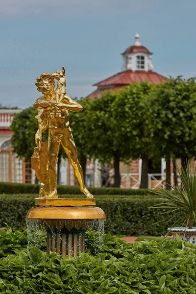 Estátua de ouro em frente ao Palácio Monplaisir em Peterhof Gardens, perto de São Petersburgo, na Rússia — Fotografia de Stock