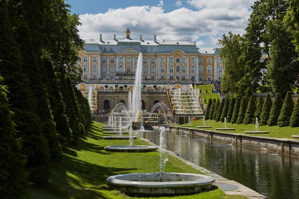 Vista do famoso marco do Palácio Peterhof, perto da cidade de São Petersburgo, na Rússia — Fotografia de Stock