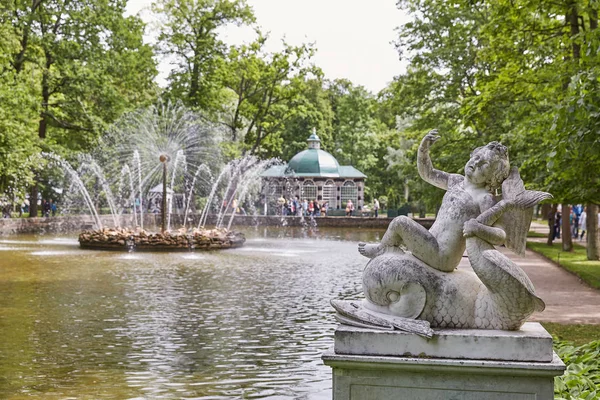 Estátua e casa de jardim em Peterhof Gardens perto de São Petersburgo, na Rússia — Fotografia de Stock