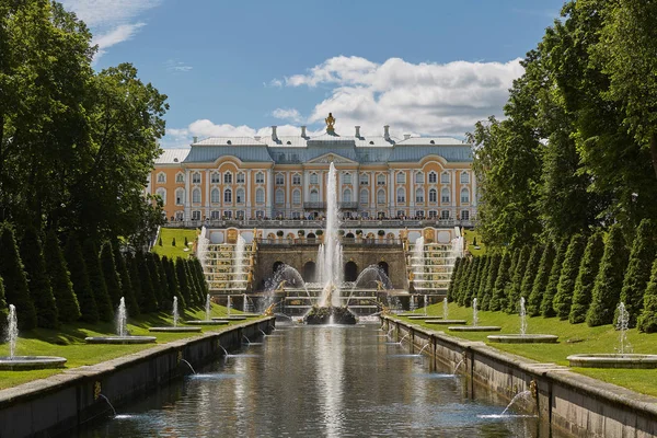 Uitzicht op de beroemde bezienswaardigheid van Peterhof Palace, dicht bij de stad van St. Petersburg in Rusland — Stockfoto