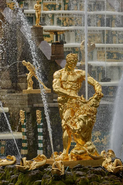 Goldene Statue im peterhof garten, in der nähe von st. petersburg in russland lizenzfreie Stockfotos