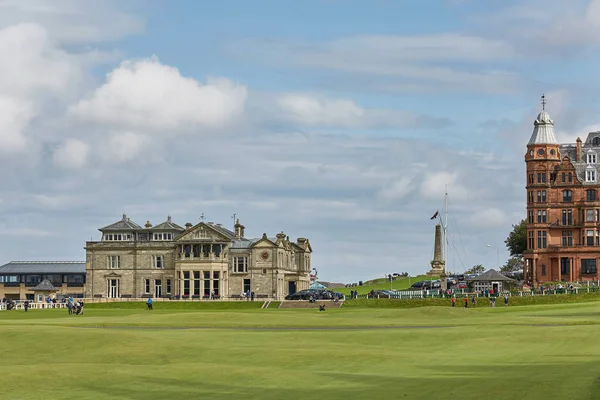 St. Andrews Clubhouse και γήπεδο γκολφ από το Royal & αρχαία whe — Φωτογραφία Αρχείου