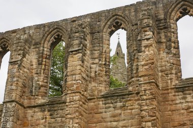 Fife Dunfermline İskoç kasabasında Ortaçağ Romanesk manastır ve Benedictine mezarlık