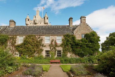 Çan ve Stags Head Buckel Be Mindfull amblemi ile taret ve asma köprü ile Cawdor Kalesi'nin ön