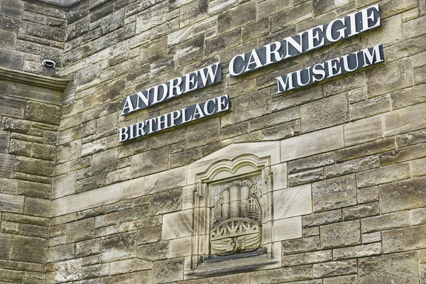 Σημάδι του Μουσείου Άντριου Κάρνεγκι στο Ντάνφερμλάιν, Σκωτία. — Φωτογραφία Αρχείου