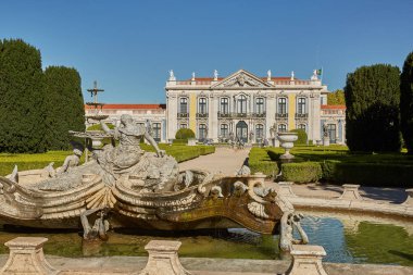 Yaz günlerinde Portekiz'in Sintra kentindeki Queluz Sarayı'nın cephesi, çeşmesi ve bahçeleri