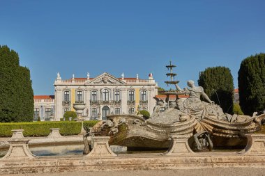 Yaz günlerinde Portekiz'in Sintra kentindeki Queluz Sarayı'nın cephesi, çeşmesi ve bahçeleri