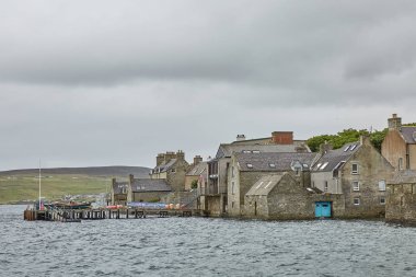 Bulutlu gökyüzü altında Lerwick şehir merkezi, Lerwick, Shetland Adaları,