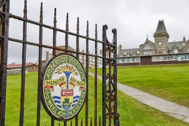 Lerwick Anderson Lisesi giriş olarak metal kapılar üzerinde boyalı tabela, Shetland Adaları, İskoçya, İngiltere